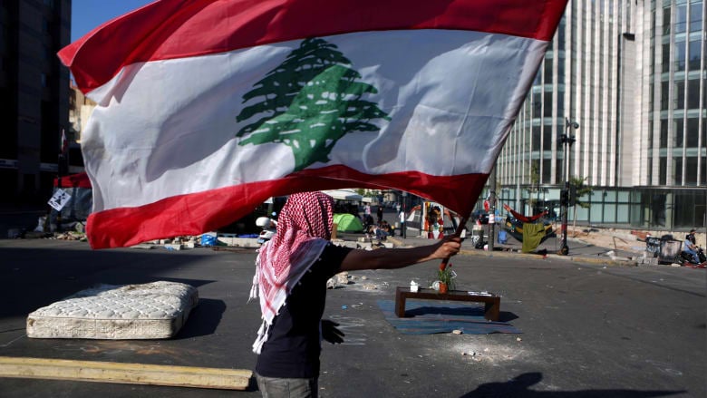 انحدار الليرة يخرج لبنانيين إلى الشوارع ويغلق المؤسسات!