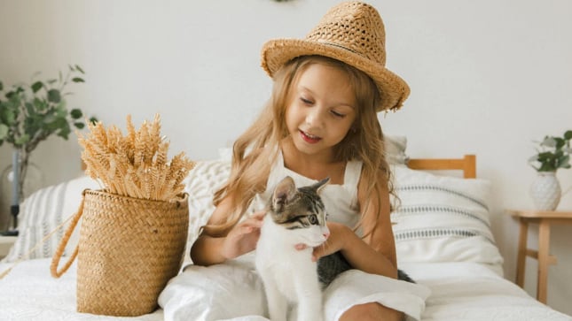 الحياة مع القطط أو الكلاب.. فائدة غير متوقعة للأطفال