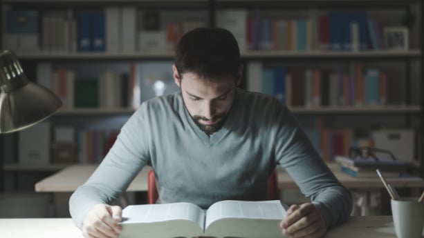 هل تؤثر القراءة في الإضاءة الخافتة على ضعف النظر؟