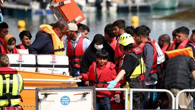 لندن تكشف عن قانون جديد لوقف المهاجرين عبر القنال