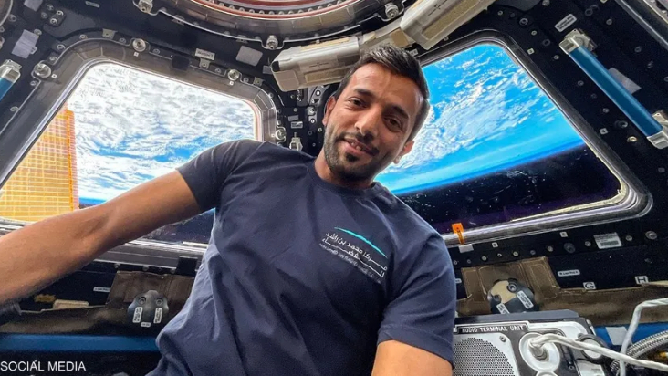 الرائد الإماراتي سلطان النيادي ينشر أول صورة من الفضاء