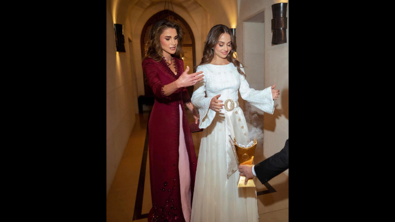 بالصور والفيديو: الملكة رانيا تشارك حفلة حناء الأميرة إيمان