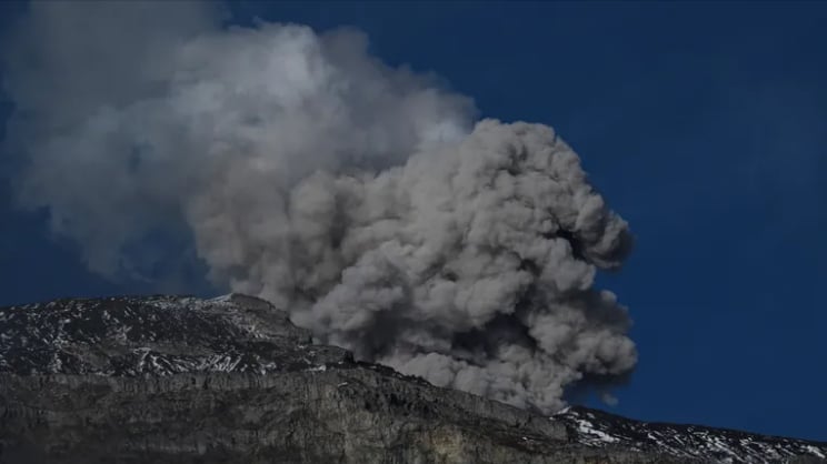 بركان مروع على حافة الثوران