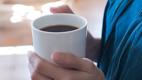 ماذا يحدث لبشرتك عند تناول القهوة صباحاً؟