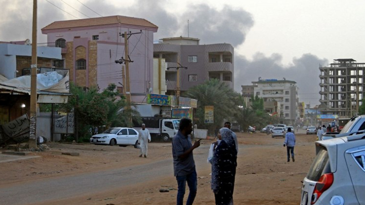 المعارك مستمرة... العالم يُجلي مواطنيه ولا يحمي السودانيين