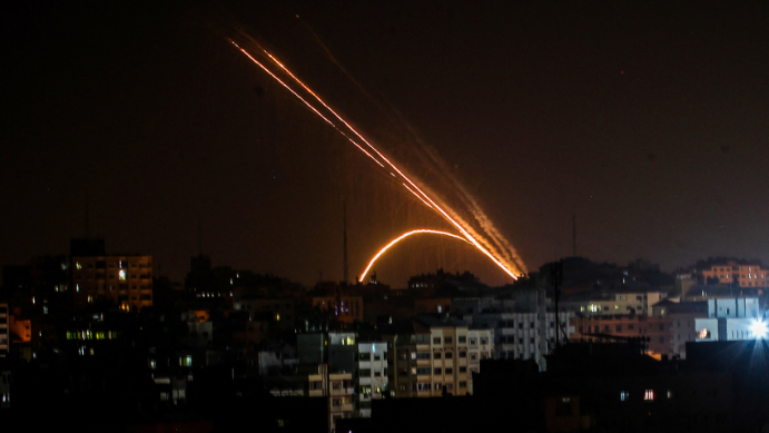 توتر بين غزّة وإسرائيل... صواريخ وضربات مدفعية
