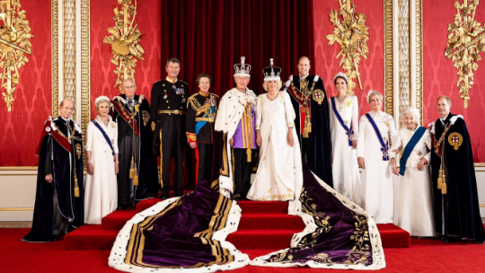 قصر باكنغهام ينشر الصورة الرسميّة الأولى للعائلة الملكيّة بعد تتويج ملك بريطانيا