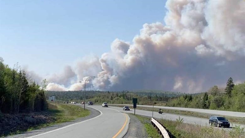الآلاف يفرّون من حرائق غابات "غير مسبوقة" في شرق كندا