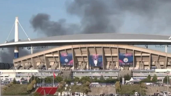 بالفيديو: حريق بالقرب من ملعب نهائي دوري أبطال أوروبا