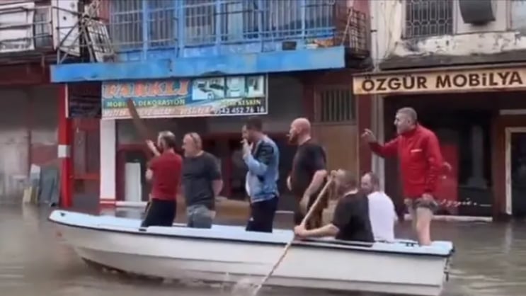 فيضانات تجتاح مدناً تركية.. والتنقلات للعمل باتت عبر القوارب