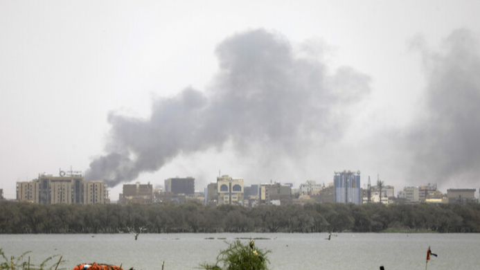 قصف جوي ومدفعي في الخرطوم.. ونزوحٌ متواصل من دارفور