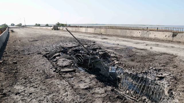 بالفيديو: أوكرانيا تقصف جسراً يربط خيرسون والقرم