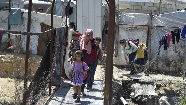 الفقر وشُحّ المساعدات يحجبان فرحة العيد عن مخيمات اللاجئين