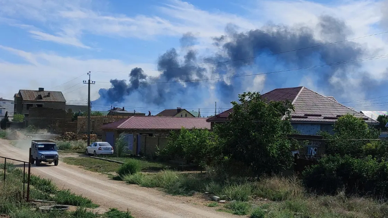 حريقٌ ضخم بقاعدة عسكرية في شبه جزيرة القرم