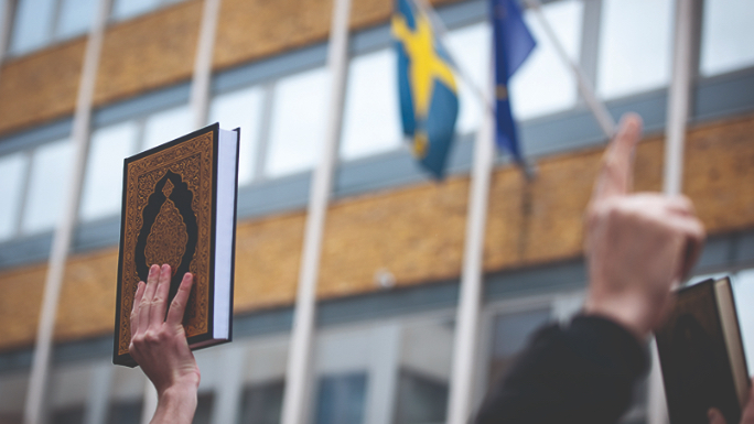 السويد تُدين حرق القرآن.. وتأسف لاستغلال البعض الدستور