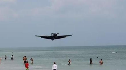 بالفيديو.. تحطّم طائرة على شاطئ مزدحم بالبشر