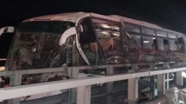 بالصور: قتلى وجرحى بحادث حافلة لنقل المسافرين بالجزائر
