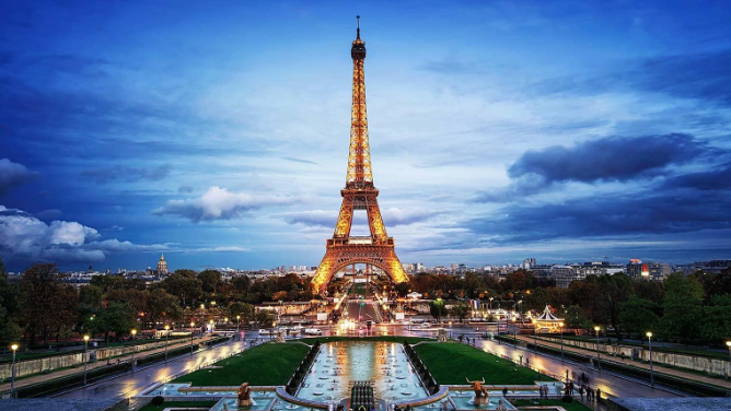إنذارٌ أمني وإخلاء برج إيفل.. ماذا يحدث في فرنسا؟