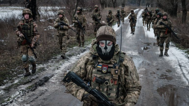 حرب من نوع آخر تخوضها أوكرانيا... وإقالات "بالجملة"