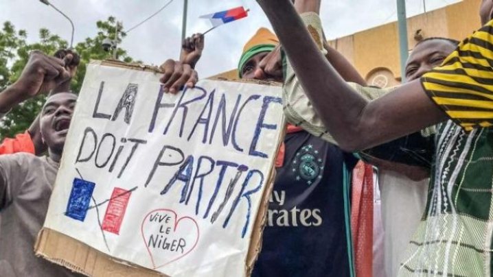 النيجر تهدّد السفير الفرنسي: عليك المغادرة بـ "القوة"