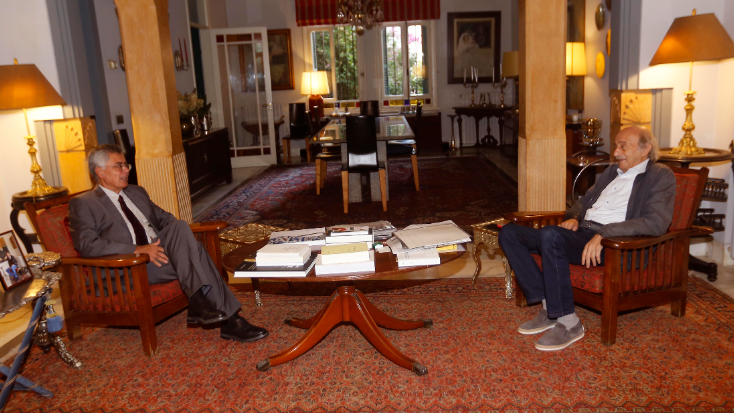 جنبلاط عرض مع السفير البرازيلي للتطوّرات السياسيّة