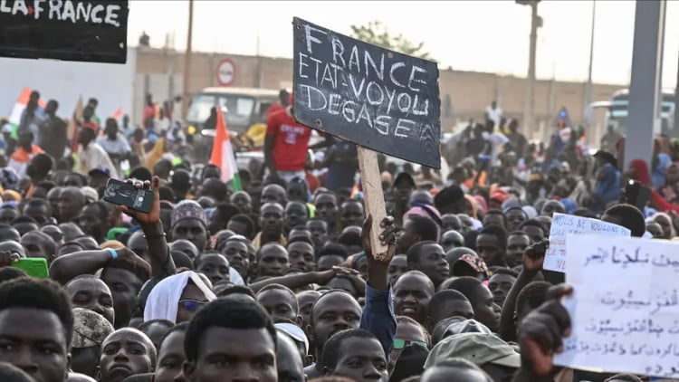النيجر.. متظاهرون يطالبون بخروج كلّ القوات الفرنسية