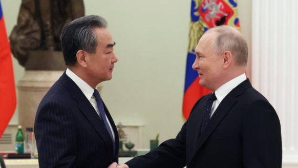 بوتين يلتقي وزير الخارجية الصيني في سان بطرسبرغ اليوم