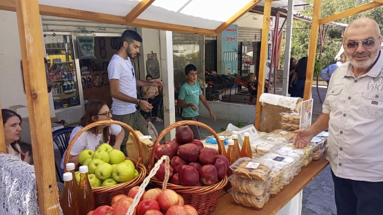 مهرجان التفاح في عين دارة... استعراضات واحتفالات وخير المواسم