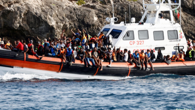 إنقاذ عشرات المهاجرين بعد اندلاع حريق على متن عبارة إيطالية