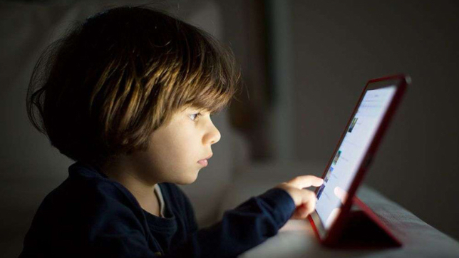 كيف تؤثر القراءة الالكترونية على أطفالنا؟