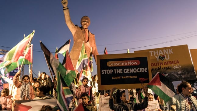 جنوب أفريقيا تنتصر مجدداً للإنسانية... هكذا دعم نيلسون مانديلا فلسطين