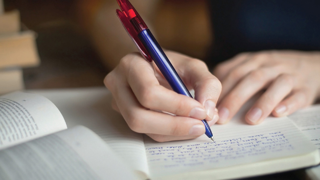 الكتابة اليدوية تعزز تواصل الدماغ والتعلم