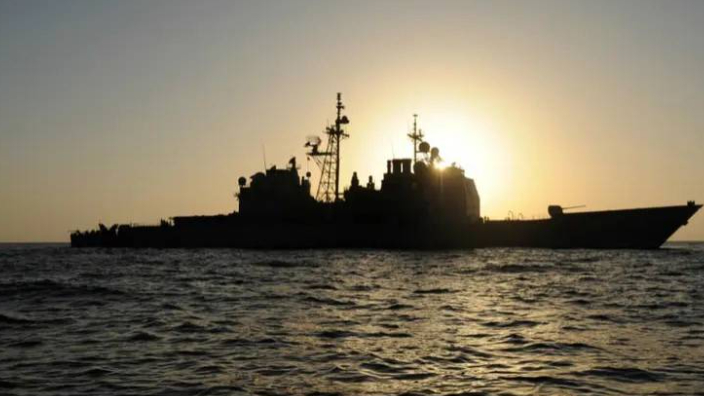 سفينة تتعرض لهجوم بصاروخين قبالة اليمن ونشوب حريق على متنها