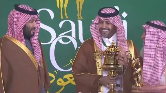 الأمير محمد بن سلمان يتوج "شرف الحريري" الفائز بكأس السعودية 2024