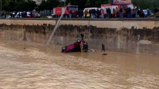 "اليازا": إهمال يتسبب بسقوط سيارة في مجرى النهر
