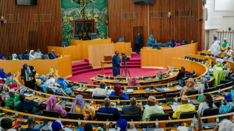البرلمان السنغالي يرجئ الانتخابات الرئاسية إلى نهاية العام