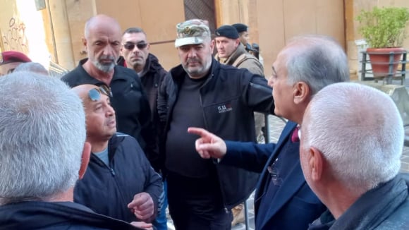 أبو الحسن يلتقي العسكريين المتقاعدين في وسط بيروت