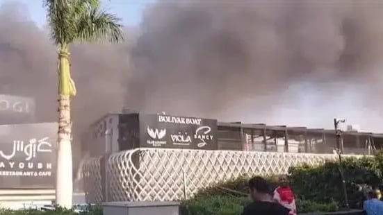 بالفيديو: حريقٌ ضخم بفندق عائم في النيل... وهذه التفاصيل
