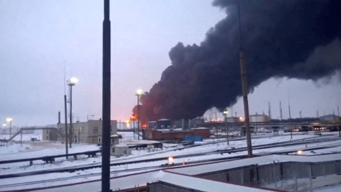 سقوط قتيلين واندلاع حريق بمصفاة نفط في بيلغورود الروسية