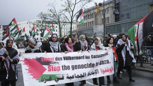 مظاهرات في مدن وعواصم أوروبية تضامناً مع غزة وإحياءً ليوم الأرض