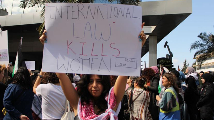 تضامناً مع نساء غزة.. وقفةُ احتجاجية أمام مقر الأمم المتحدة للمرأة في سن الفيل