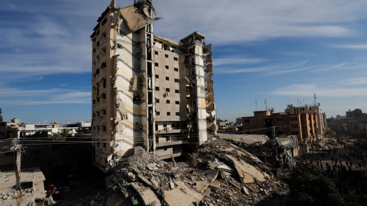 إسرائيل تقصف برجاً سكنياً كبيراً في رفح