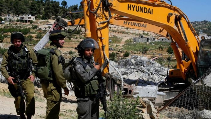 قوات الاحتلال تهدم محالاً ومنشآت تجارية شرق القدس
