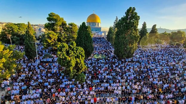 آلاف الفلسطينيين يؤدون صلاة العيد في المسجد الأقصى